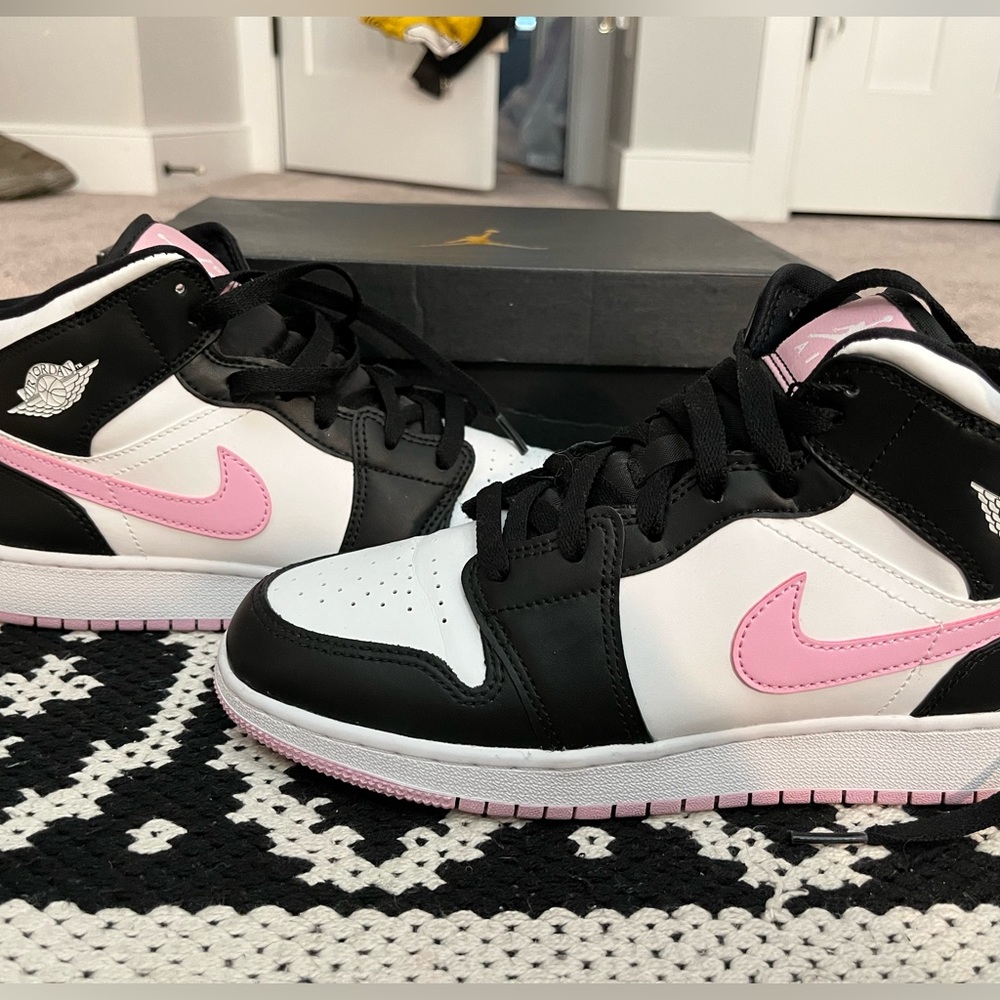 Nike Air Jordan 1 Mid “White Light Arctic Pink”